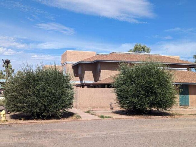 Building Photo - MOVE IN READY!!! TOWNHOME!! 2 BEDROOMS 2.5...