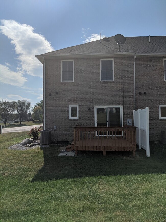 Building Photo - Luxury End-Unit Townhome in Cedar Point, North Harrisonburg!