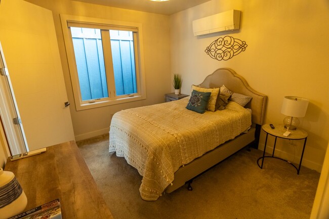 Building Photo - Jones - Fully Furnished Condo on the River Available Mid Sept - Mid May Only