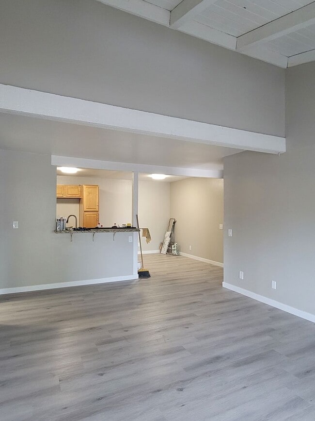Building Photo - Peppertree Ventura Upper level 2+1 Condo w...