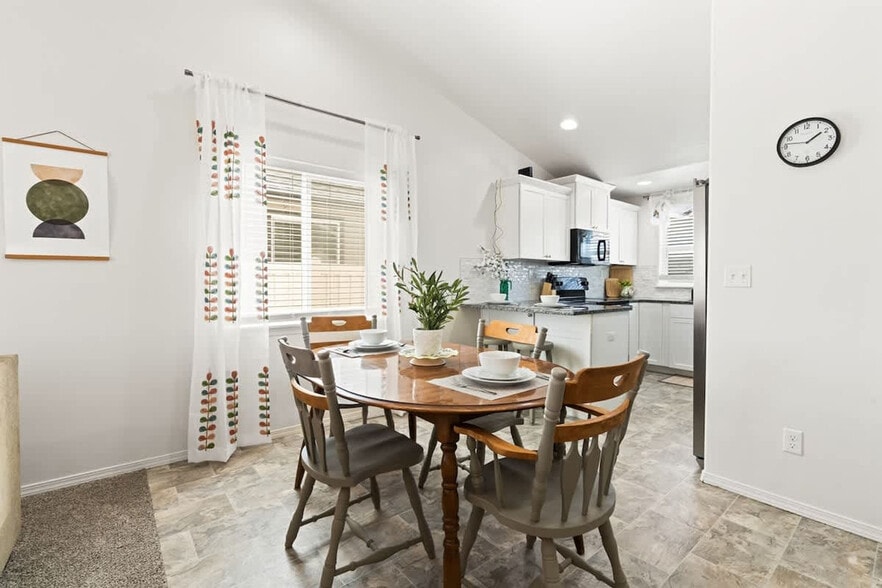 Building Photo - 216 Cliff Swallow Ave