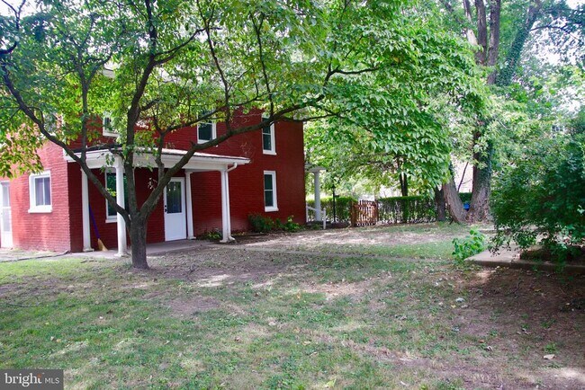 Building Photo - 1503 W Washington St