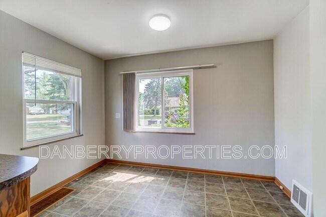 Building Photo - 347 Darrow Ave