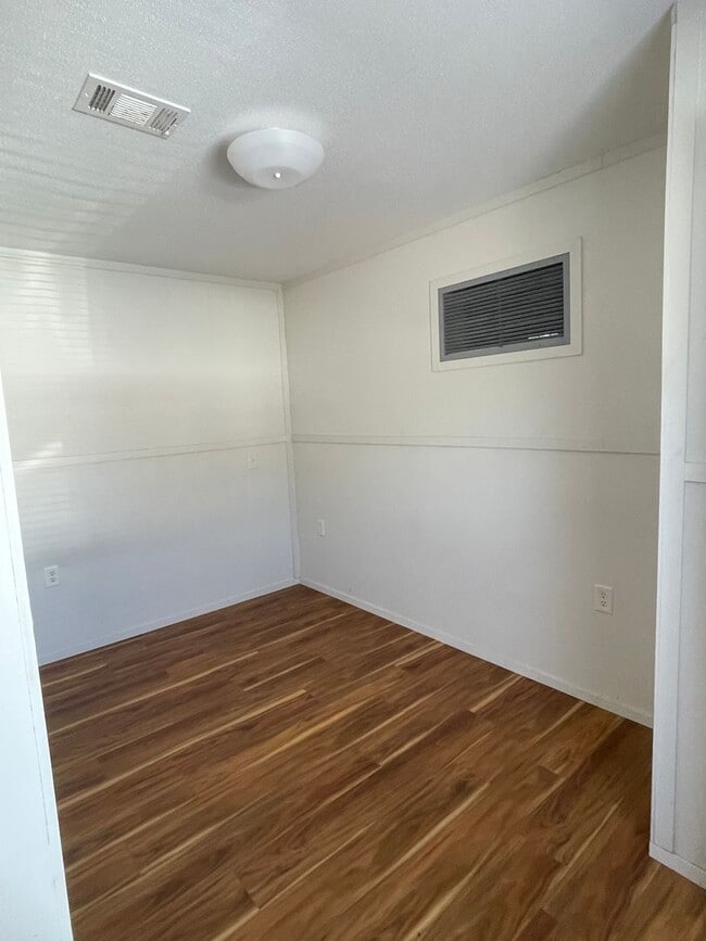 Building Photo - Three Bedroom Two Bath Manufactured Home i...