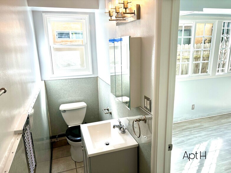 Building Photo - 2024 Argyle Ave