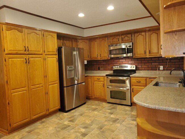Building Photo - "Spacious 5-Bedroom Retreat with 3 Full Baths in Huntsville – Your Perfect Family Home Awaits!"