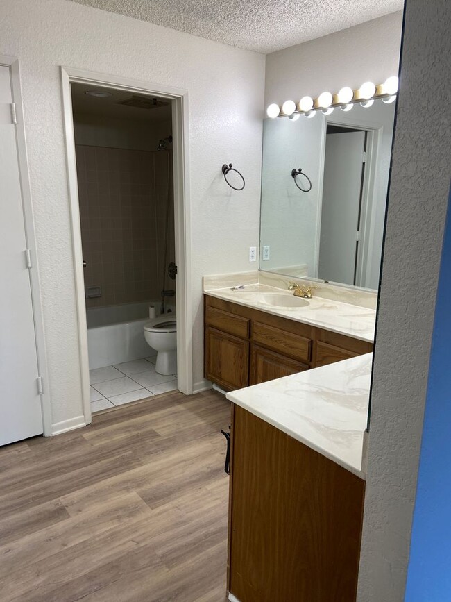 Building Photo - Spacious Condo - Fantastic Location