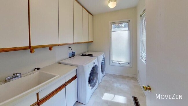 Building Photo - 2323 Ridgefield Dr