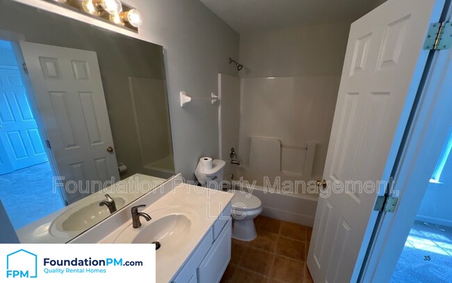 Building Photo - 1066 W Montebello Cir