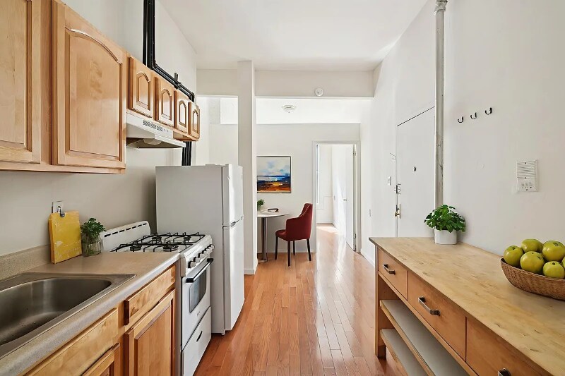 Building Photo - 344 E 9th St