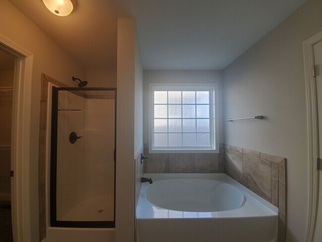 Building Photo - Executive 3 Bed 2.5 Bath with Bonus Home