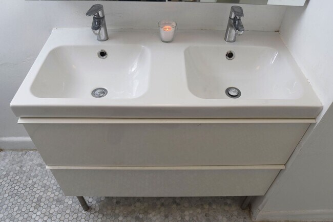 Building Photo - A Charming 2 Bed / 1 Bath with Bonus Space in Prime Echo Park Location