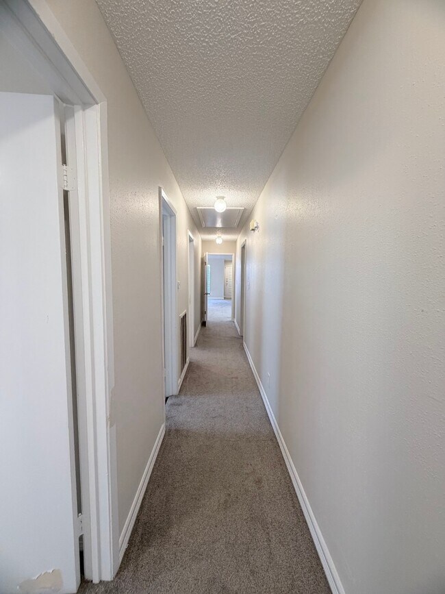 Building Photo - 2222 Sunset Trail