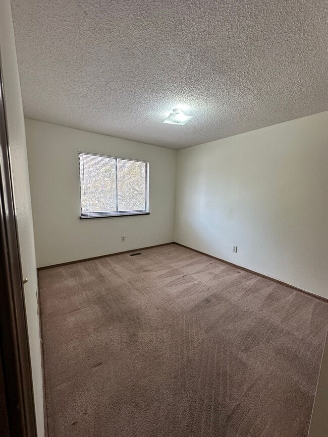 Building Photo - Lovely 4 bedroom house avail now