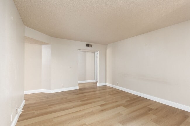 Building Photo - Remodeled 2nd floor unit in gated NW community