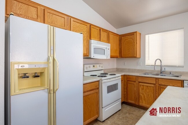Building Photo - Great Home Located minutes from Freeway