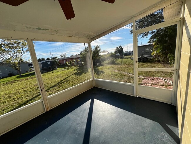 Building Photo - ** Annual ** 2 Bed / 1 Bath Single Family Home ** Conveniently Located ** $1,495