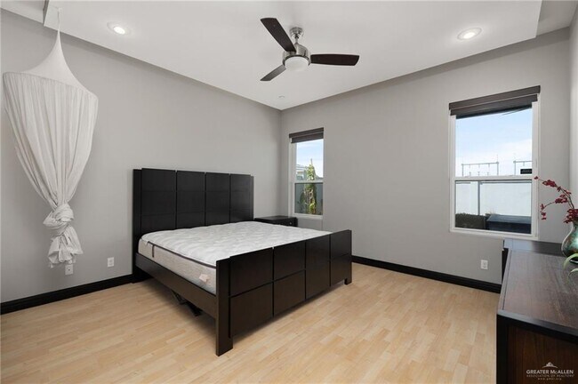 Building Photo - 305 N Mockingbird Ave