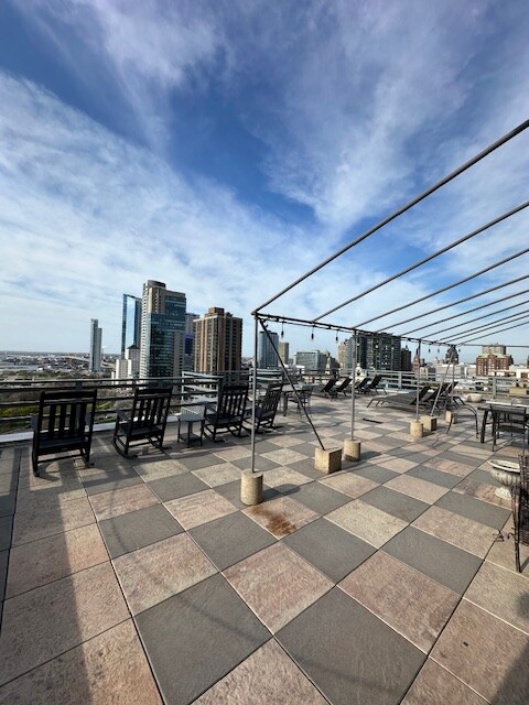 Building Photo - 1121 N Waverly Pl