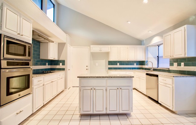 Building Photo - 1806 Encino Bend