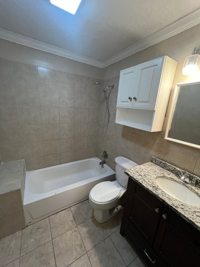 Building Photo - Large 3 bed 1 bath Home!