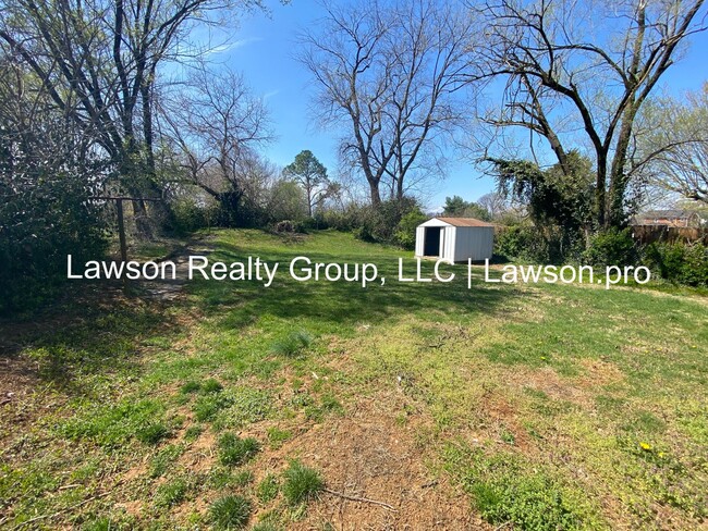 Building Photo - Spacious Three Bedroom with Fenced Yard