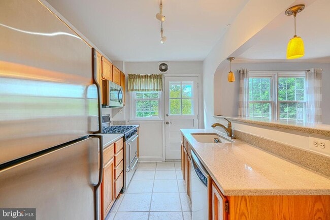 Building Photo - 372 Old Trail