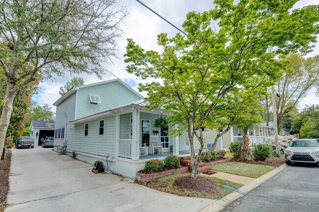 Building Photo - Midtown Rental in Forest Hills