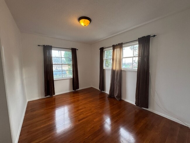 Building Photo - Beautiful 3bd 2ba