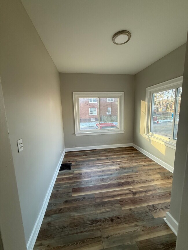 Building Photo - 533 Fairwood Ave