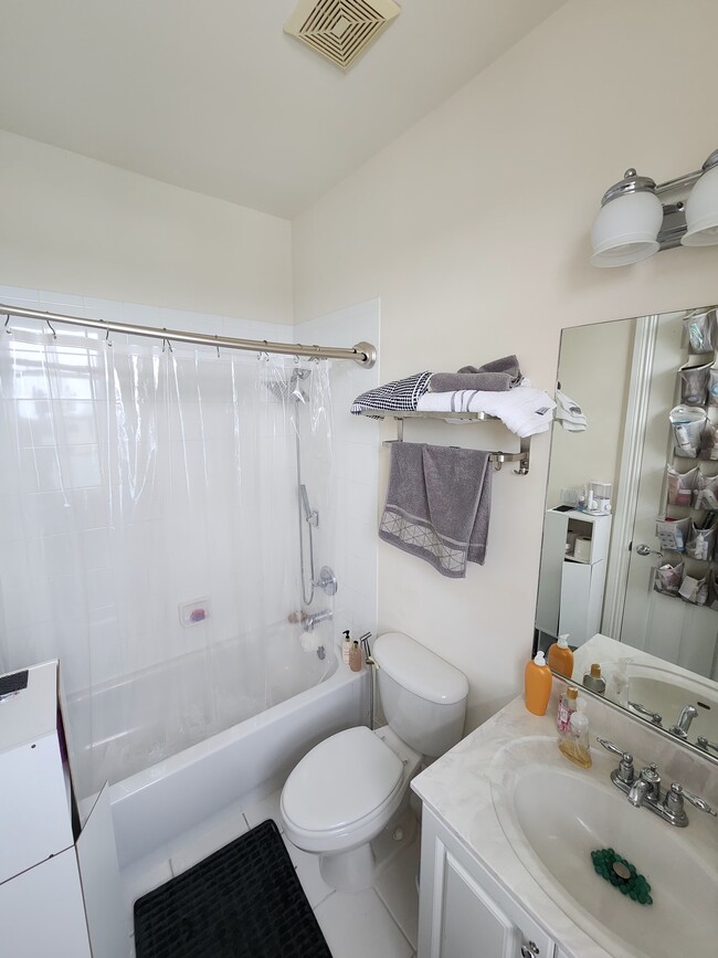 Guestroom Bath - 310 N Dixie Hwy