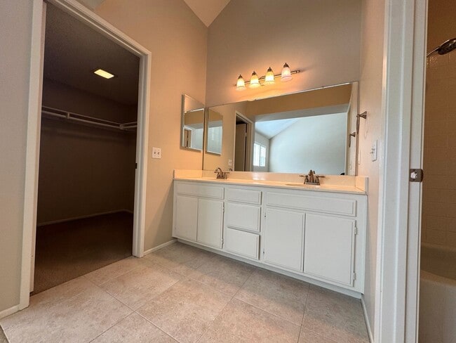 Building Photo - Townhome-Style 2BR/2.5BA + Loft | East Ventura (Beacon Court Community)