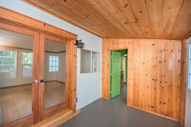 Building Photo - 2599 Huntington Dr
