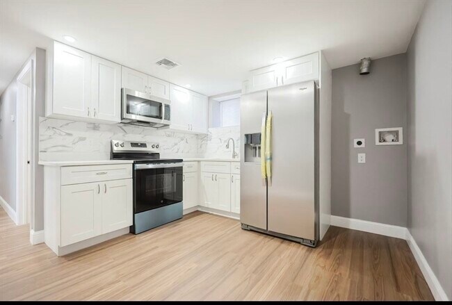 Building Photo - 16 Hawes St