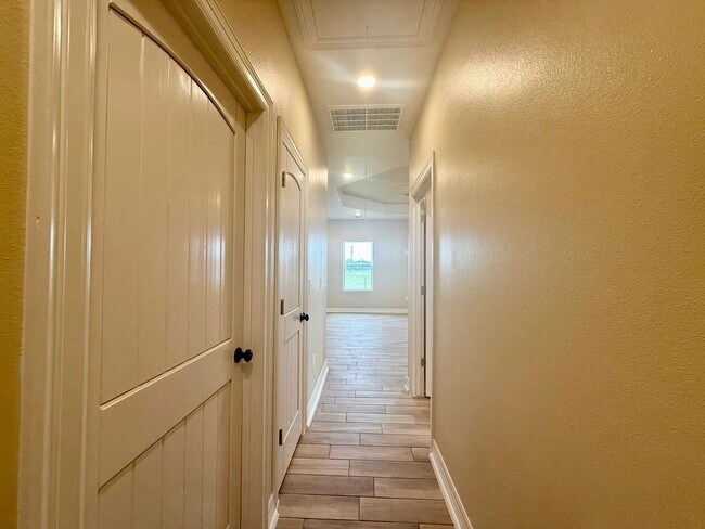 Building Photo - 1075 County Rd 678 E Natalia, TX 78059