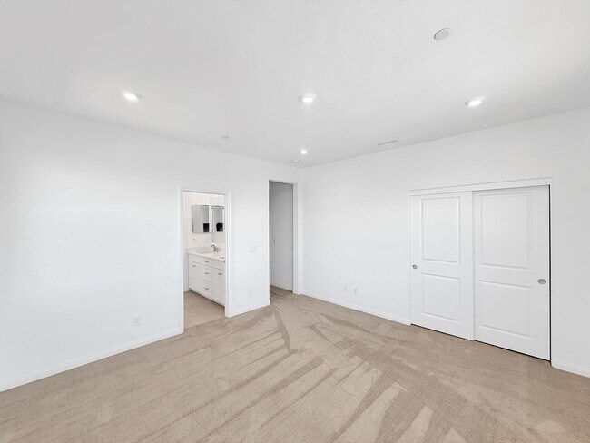 Building Photo - Beautiful 5B/4.5BA Home in Escondido Now A...