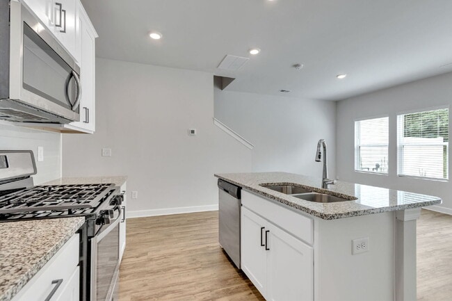 Building Photo - AMAZING LEASE SPECIAL!..Two-story 3BR/2.5BA townhome in Foxcroft Townes in Greenville - available...