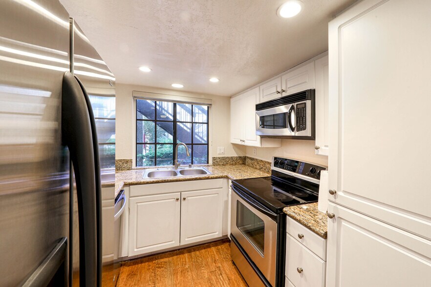 Kitchen - 25601 Indian Hill Ln