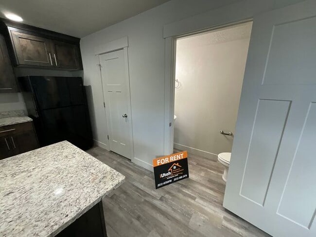 Building Photo - 3 bdrm 2 1/2 bath Townhome- Small Dog Friendly