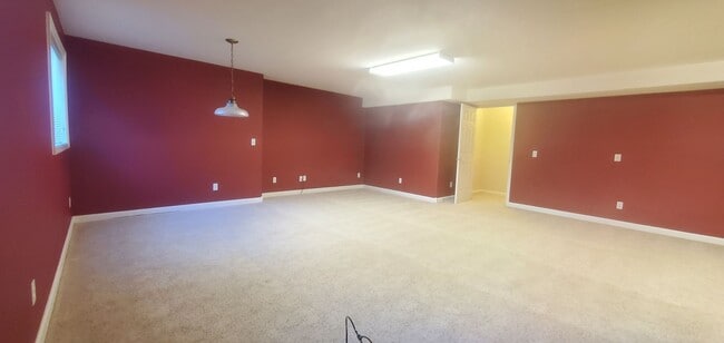 Building Photo - Large 5 bedroom 3 bathroom home!