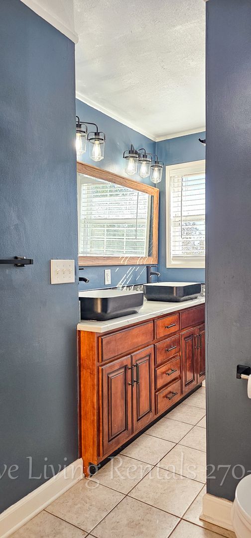 Building Photo - Cozy home with a stunning view!