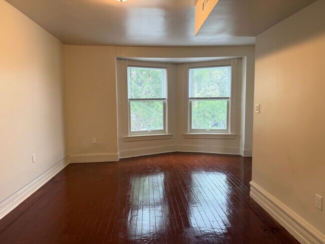 Building Photo - Newly Renovated 3 Bedroom 2 Bathroom Apartment in Prime Location - Washer/dryer in unit!