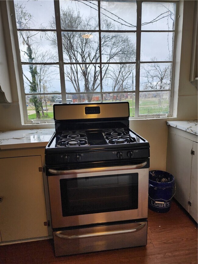 Building Photo - 415 W Poplar St