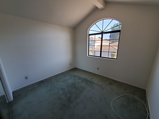 Building Photo - Beautiful Woodbridge/Lakeside Home for Lease!