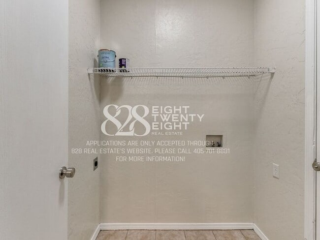 Building Photo - *AVAILABLE NOW!* Spacious 3 Bed/2.5 Bath Duplex Townhome Available in Norman!