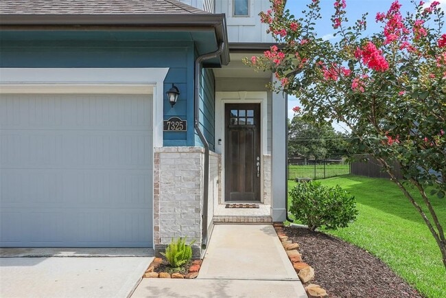 Building Photo - 7325 Hinsdale Dr