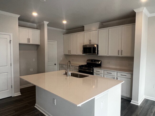 Building Photo - 5871 Woodlawn Dr