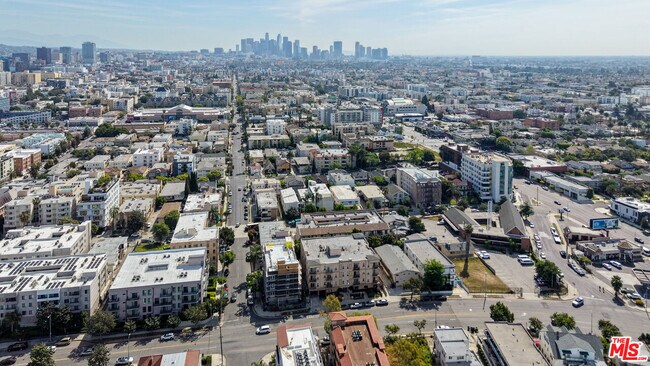 Building Photo - 956 S Wilton Pl