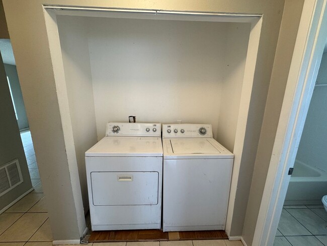 Building Photo - FANTASTIC 2 Bed 2 Bath Duplex with a HUGE ...
