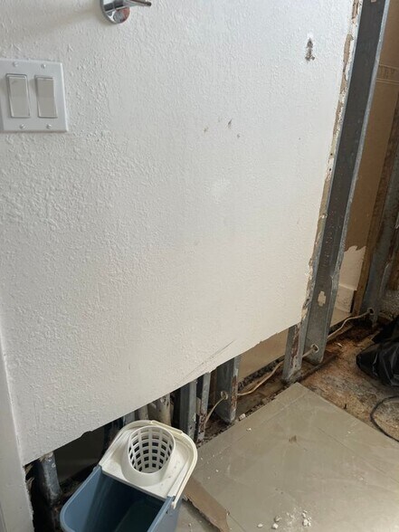 Building Photo - 142 SW 18th Ave